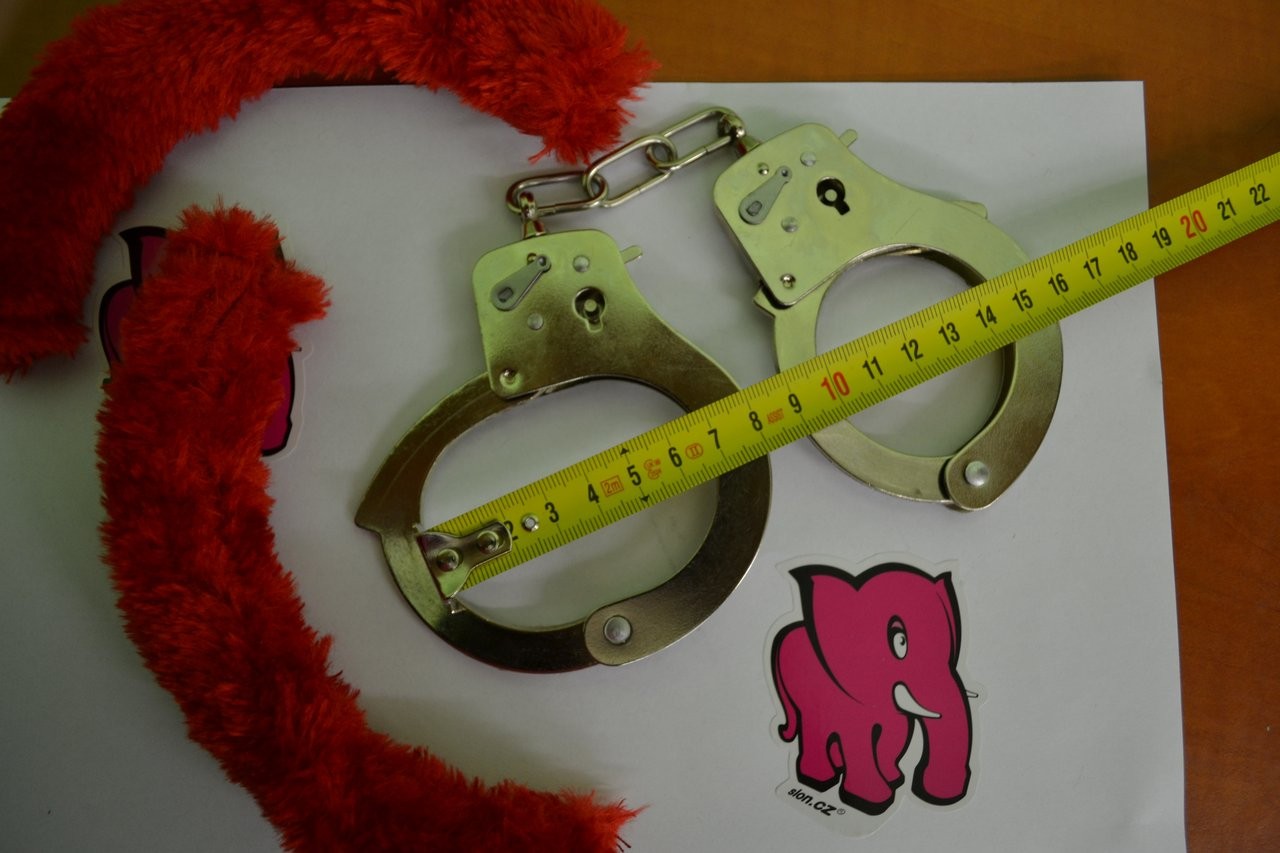 Kvalitné putá na ruky s plyšom - starší model