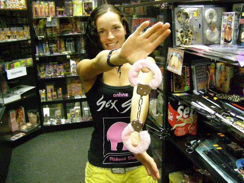 Kvalitné putá na ruky s plyšom - červená