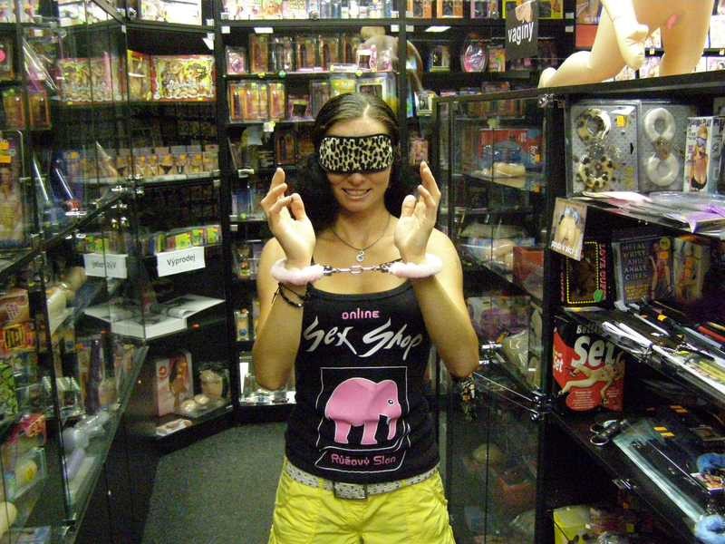 Kvalitné putá na ruky s plyšom - červená