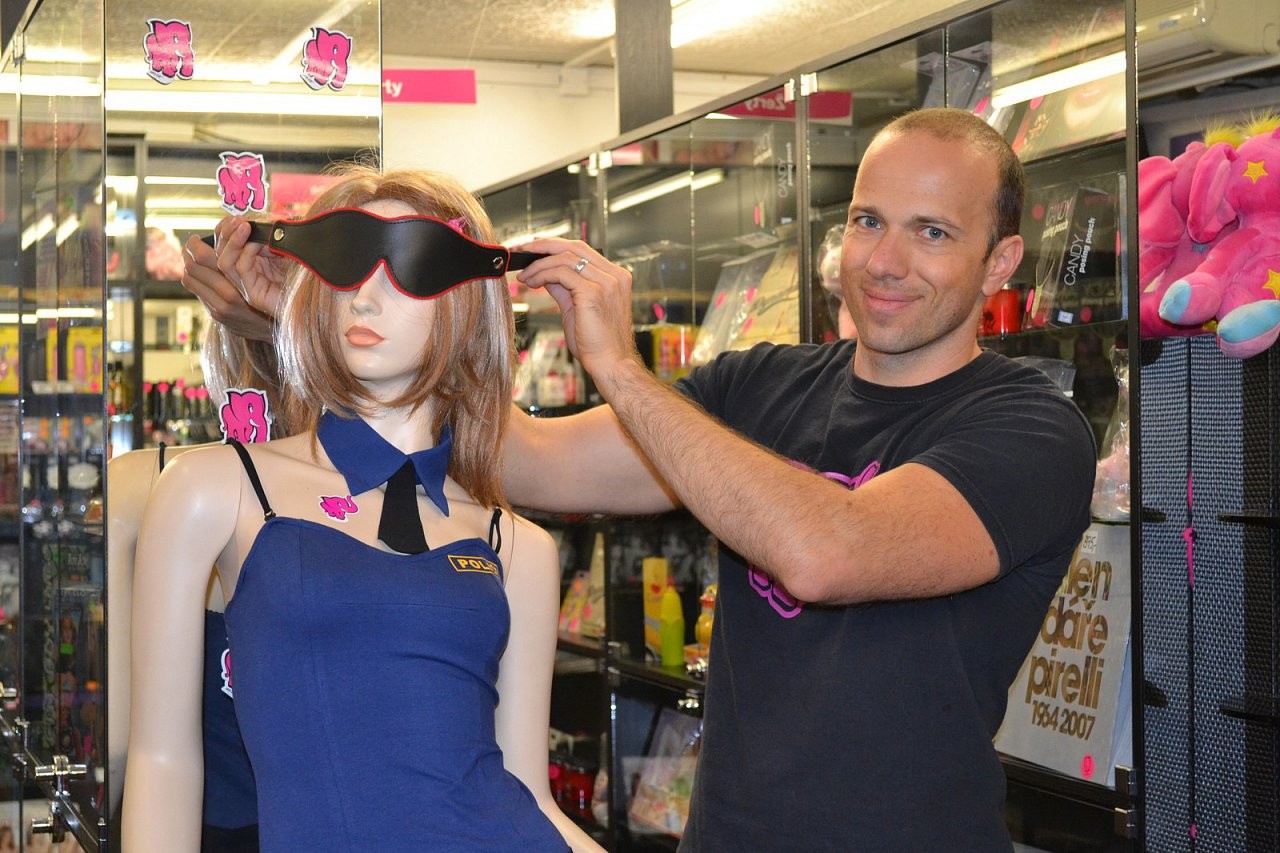 Adam predvádza koženú masku v predajni na figuríne