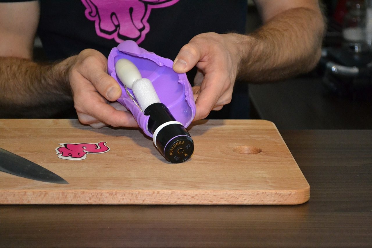 Adam rozříznul vibrátor Čučoriedka Original (predchádzajúci starší model)