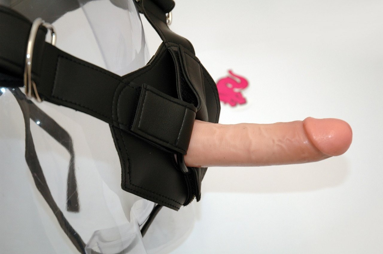 Pripínací penis s postrojom