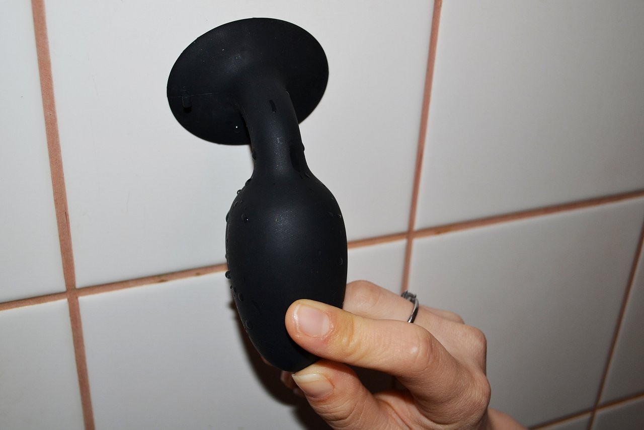 SiliconeBall - na obkladu drží ako pribitý