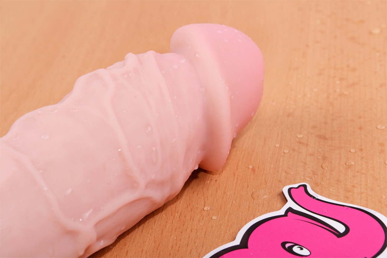 Dildo s prísavkou a semenníkmi Maxim (24 cm) – na stole