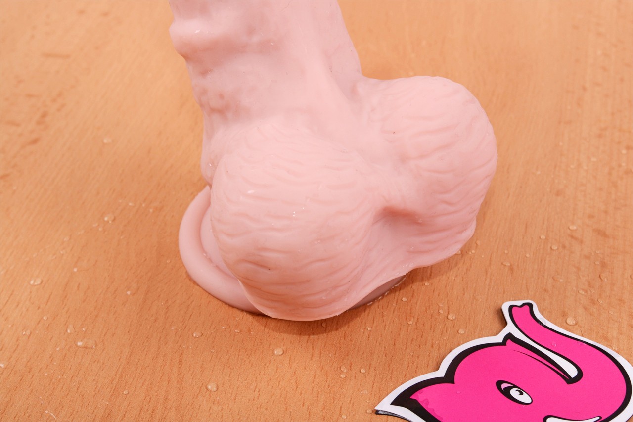 Dildo s prísavkou a semenníkmi Maxim (24 cm) – na stole