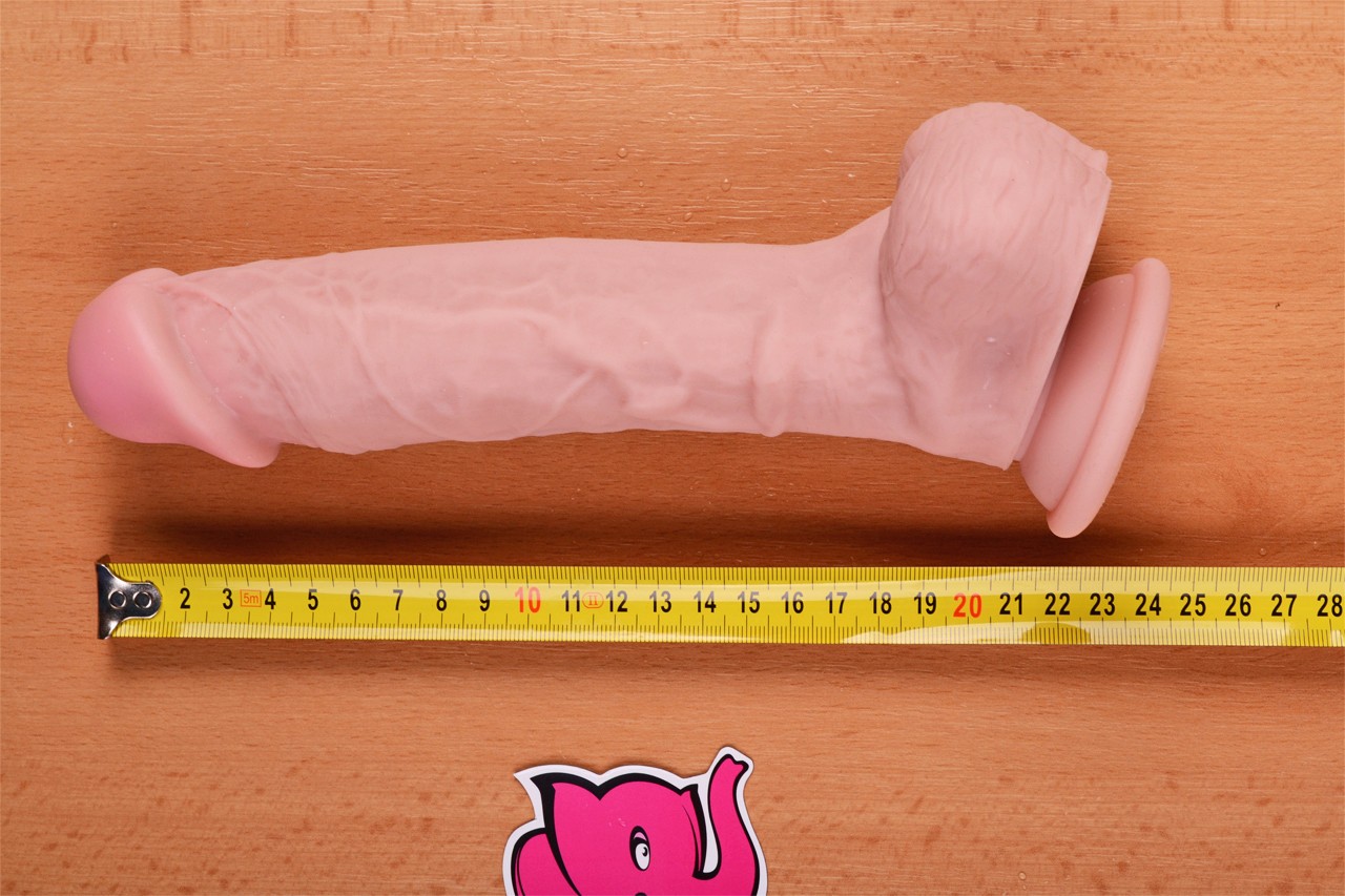 Dildo s prísavkou a semenníkmi Maxim (24 cm) – meriame