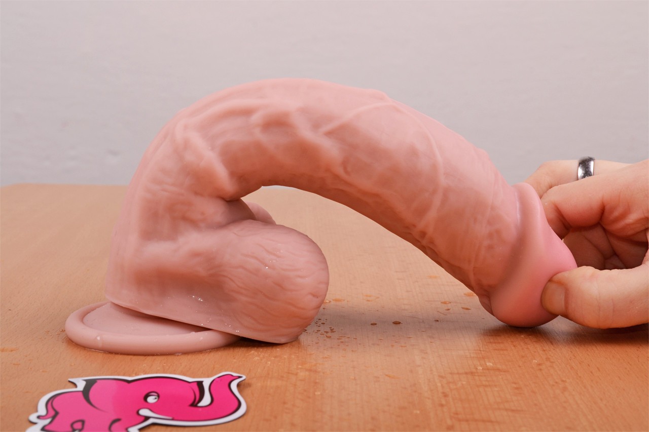 Dildo s prísavkou a semenníkmi Maxim (24 cm) – pružnosť