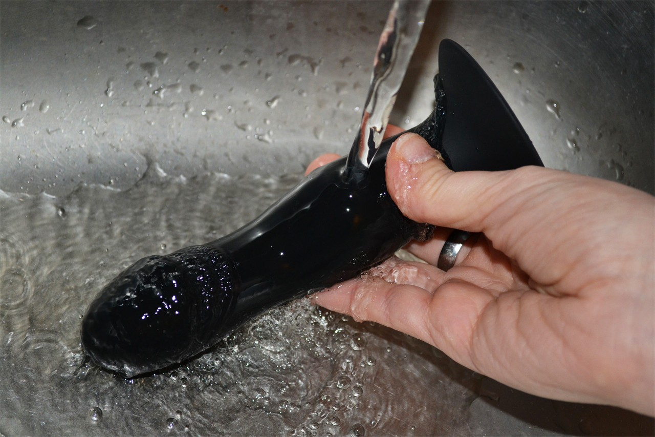 Análne dildo Black Stud - pod tečúcou vodou