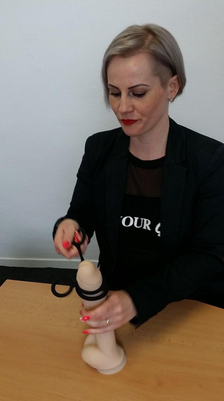 Veronika a Erekčný krúžok Bondage