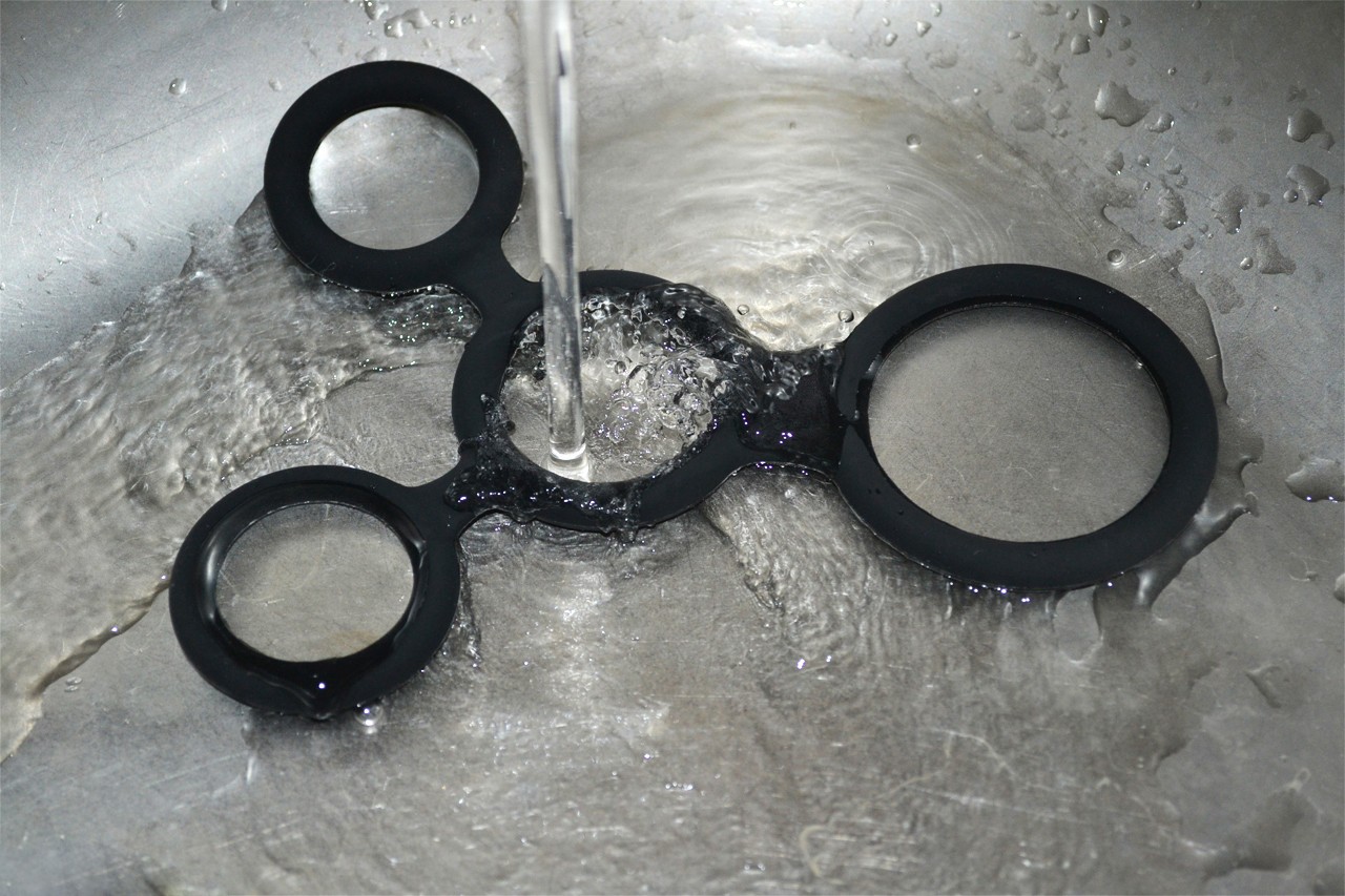 Erekčný krúžok Bondage - pod vodou