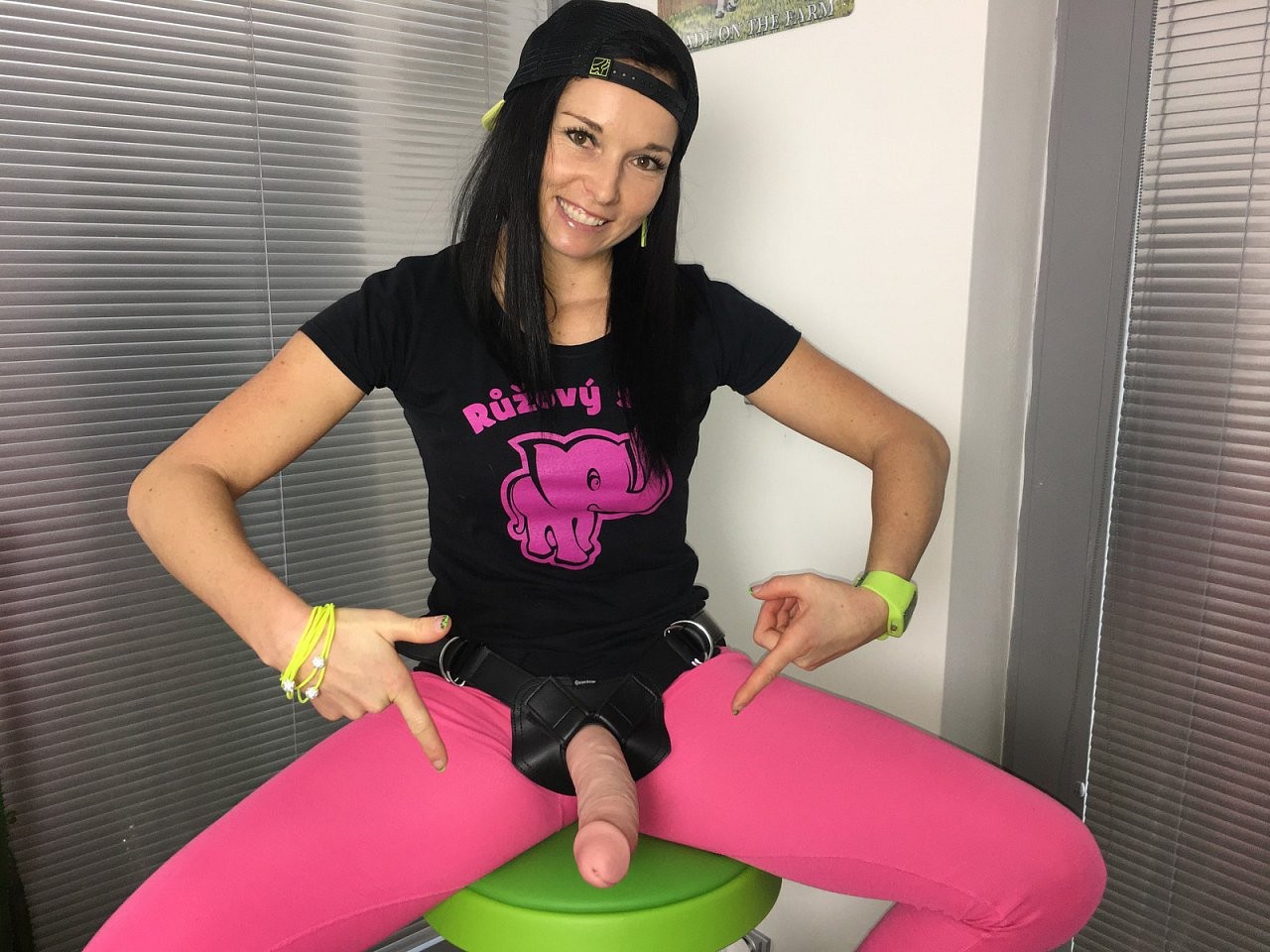 Dominika skúša pripínací King Cock XL