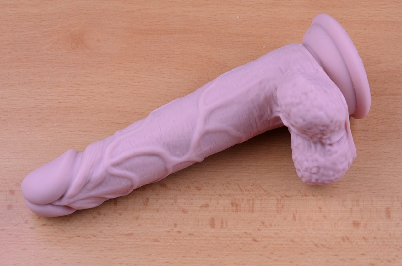 Dildo s prísavkou a semenníkmi Silicone (18 cm), na stole
