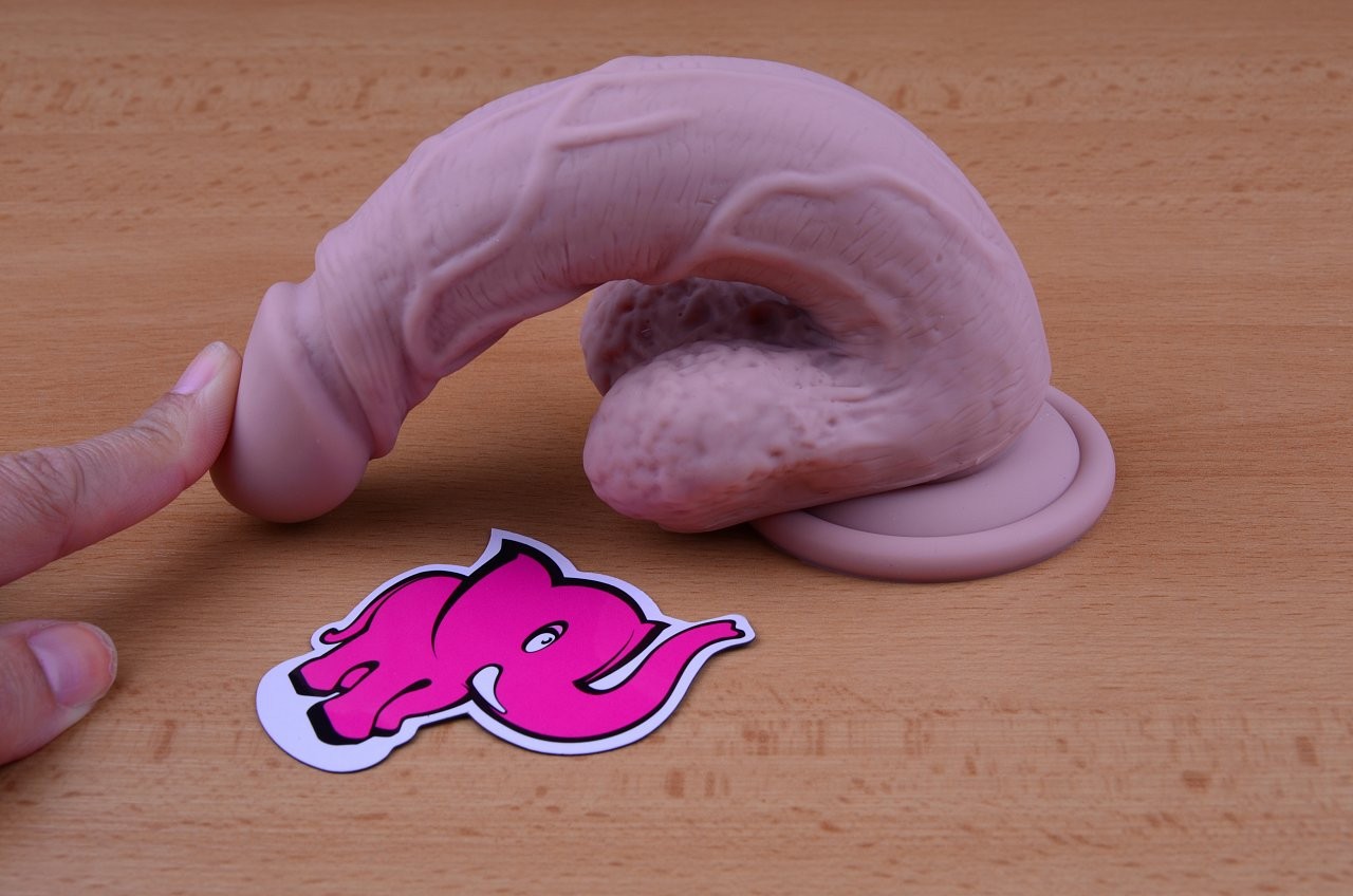 Dildo s prísavkou a semenníkmi Silicone (18 cm), skúšame ohybnosť