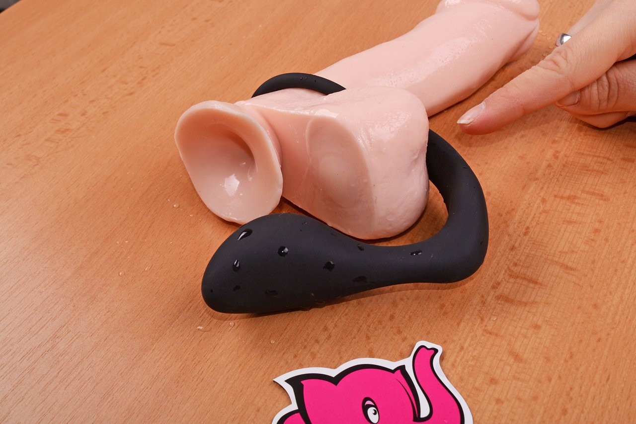 Análny kolík s erekčným krúžkom Ring & Plug, nasadzujeme na dildo