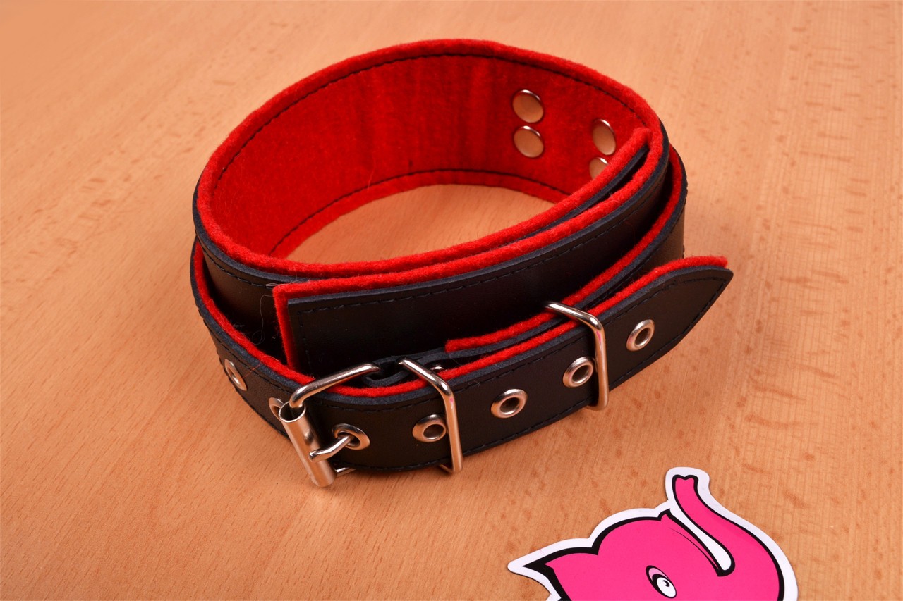 Kožený obojok na krk - fotenie v predajni Ružový Slon Havířov