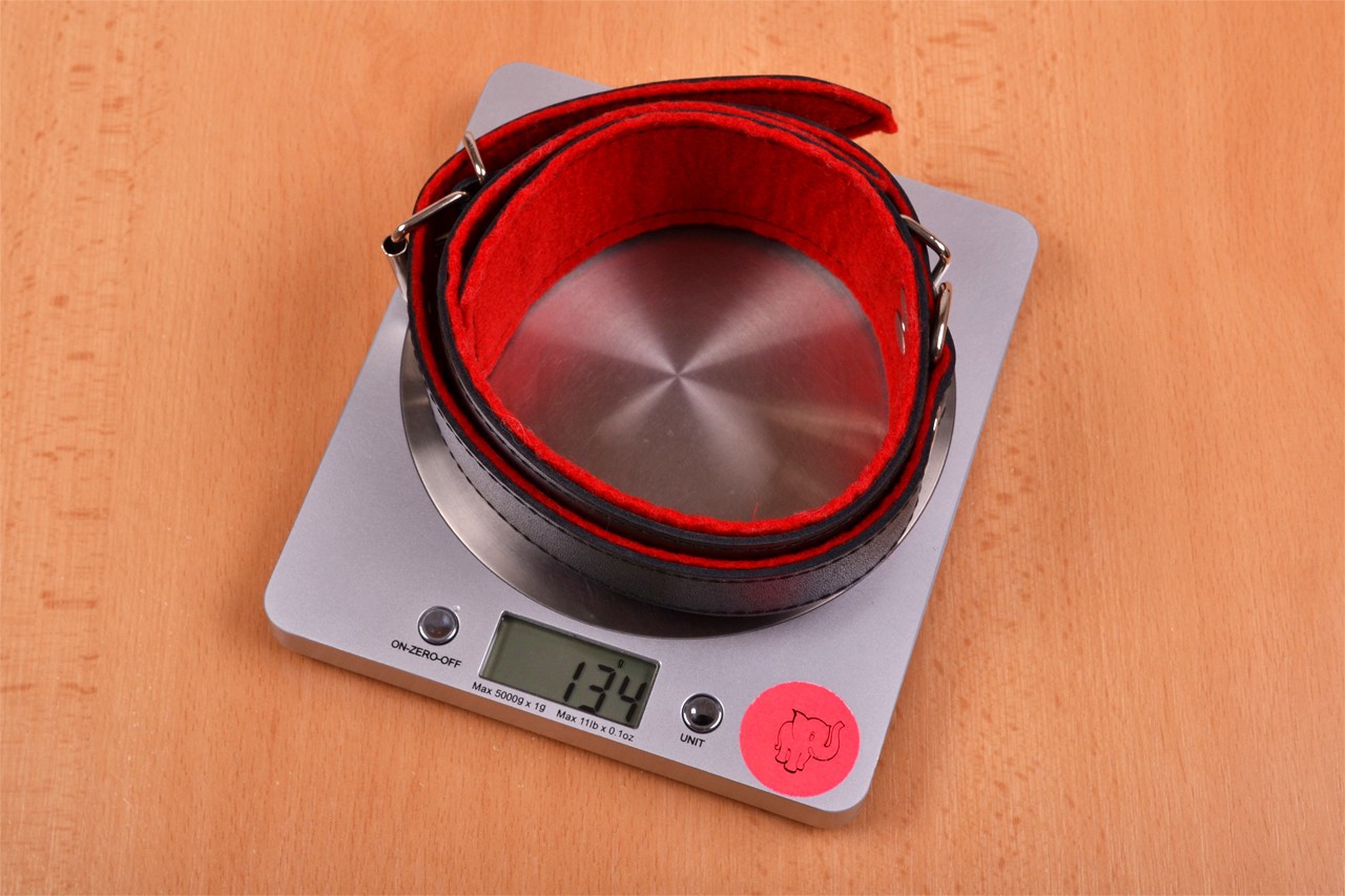 Kožený obojok na krk - váženie obojku, stolný váha ukazuje 134 g