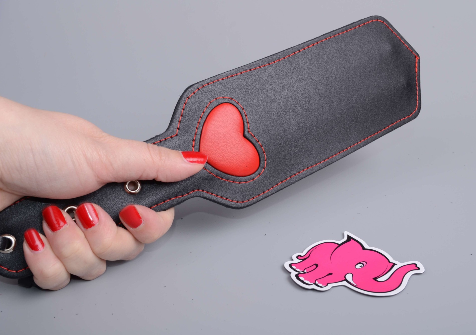 Kožená plácačka BlackRed, v ruke