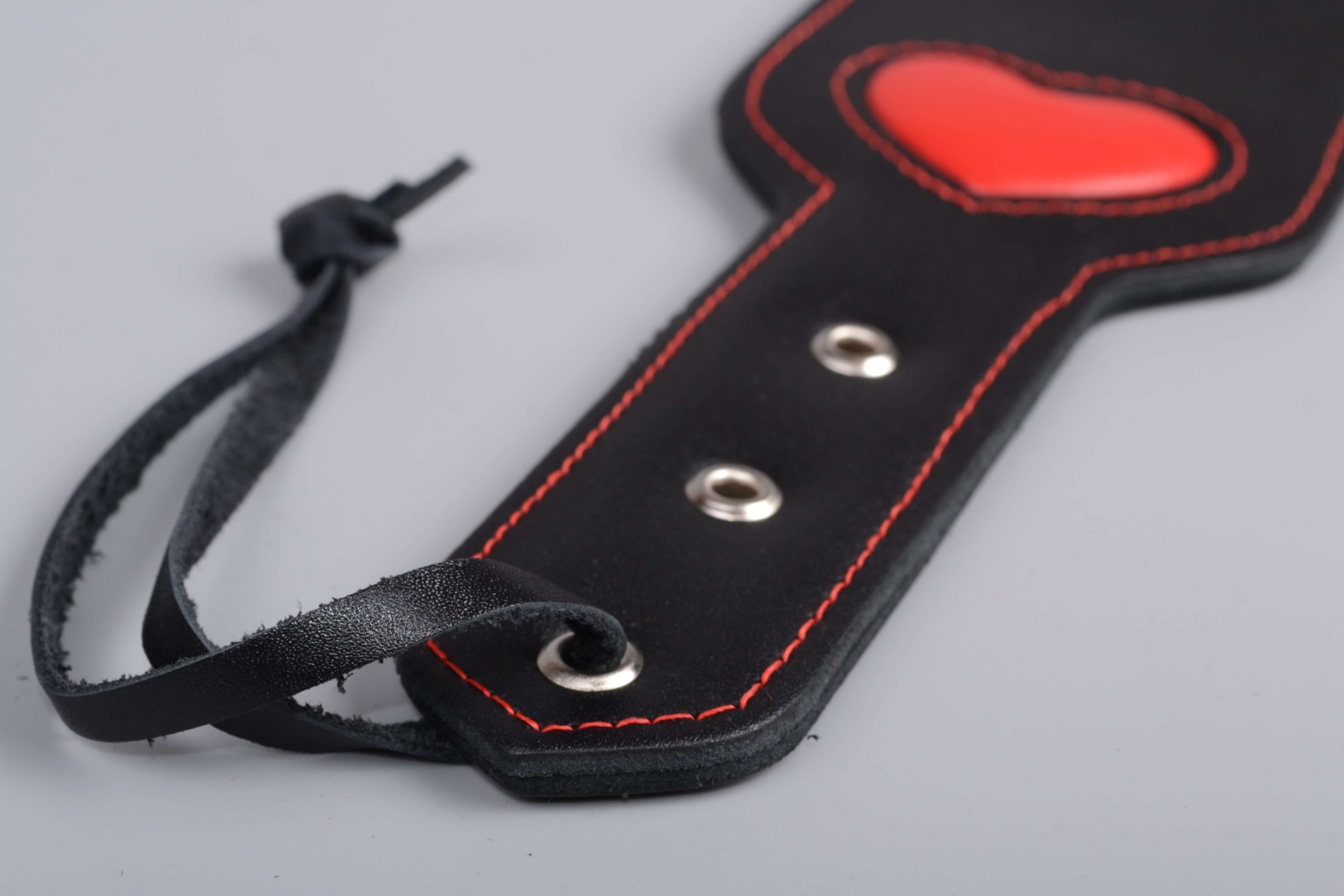 Kožená plácačka BlackRed, detail cvočkov