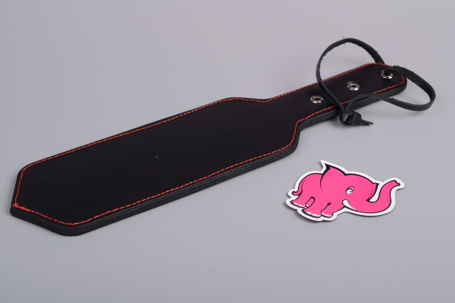 Kožená plácačka BlackRed, zozadu