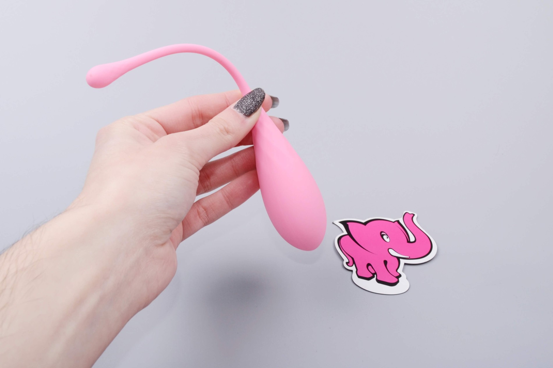 Sada vaginálnych činiek Deluxe Petite Kegel Balls, v ruke