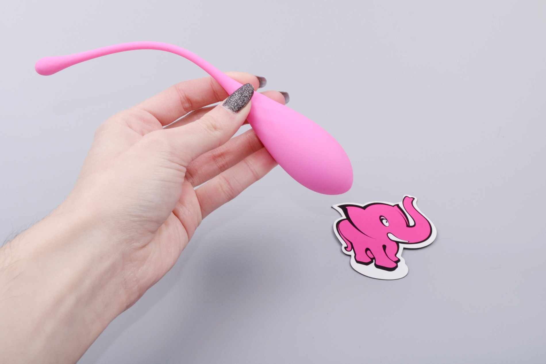 Sada vaginálnych činiek Deluxe Petite Kegel Balls, v ruke