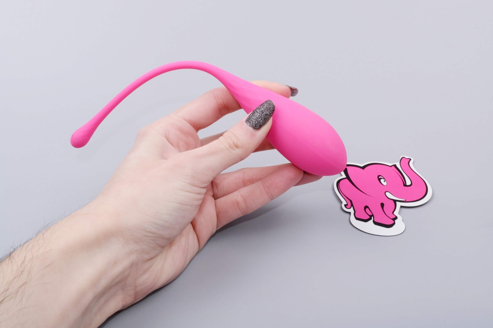 Sada vaginálnych činiek Deluxe Petite Kegel Balls, v ruke