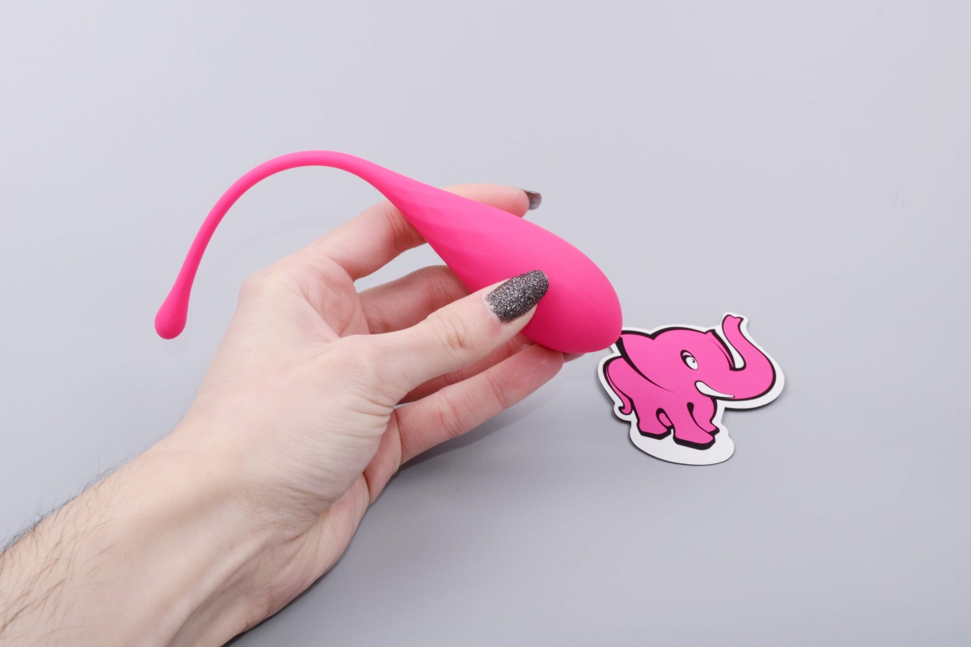 Sada vaginálnych činiek Deluxe Petite Kegel Balls, v ruke