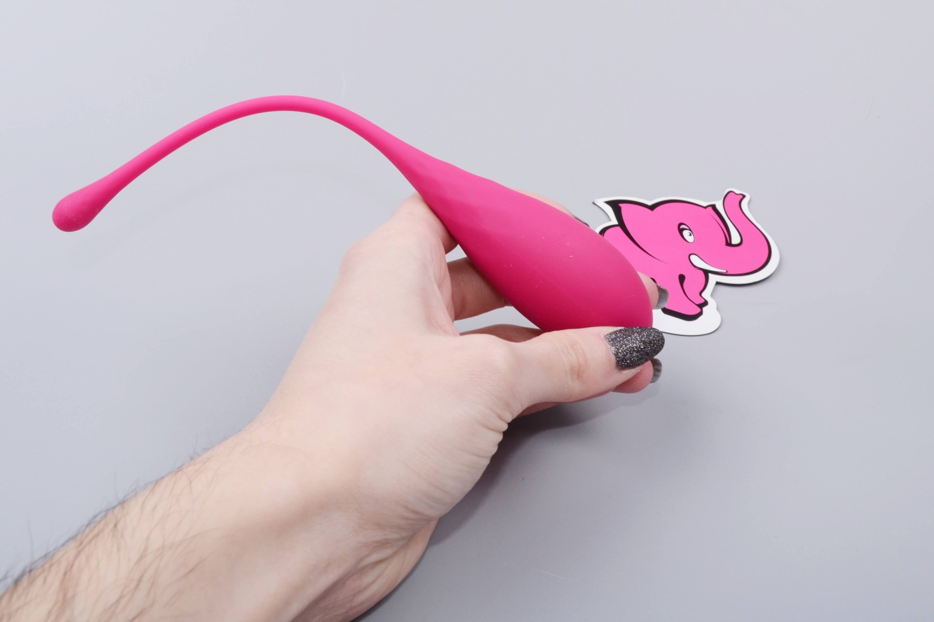 Sada vaginálnych činiek Deluxe Petite Kegel Balls, v ruke