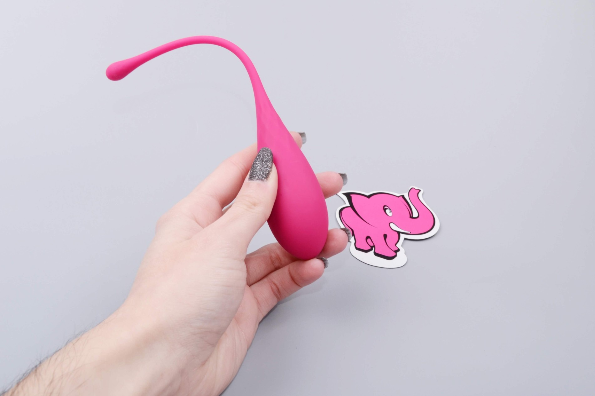 Sada vaginálnych činiek Deluxe Petite Kegel Balls, v ruke