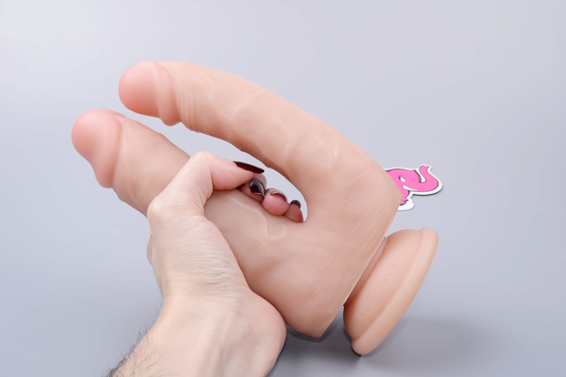 Realistické dildo Double Pleasure (18 cm), v ruke