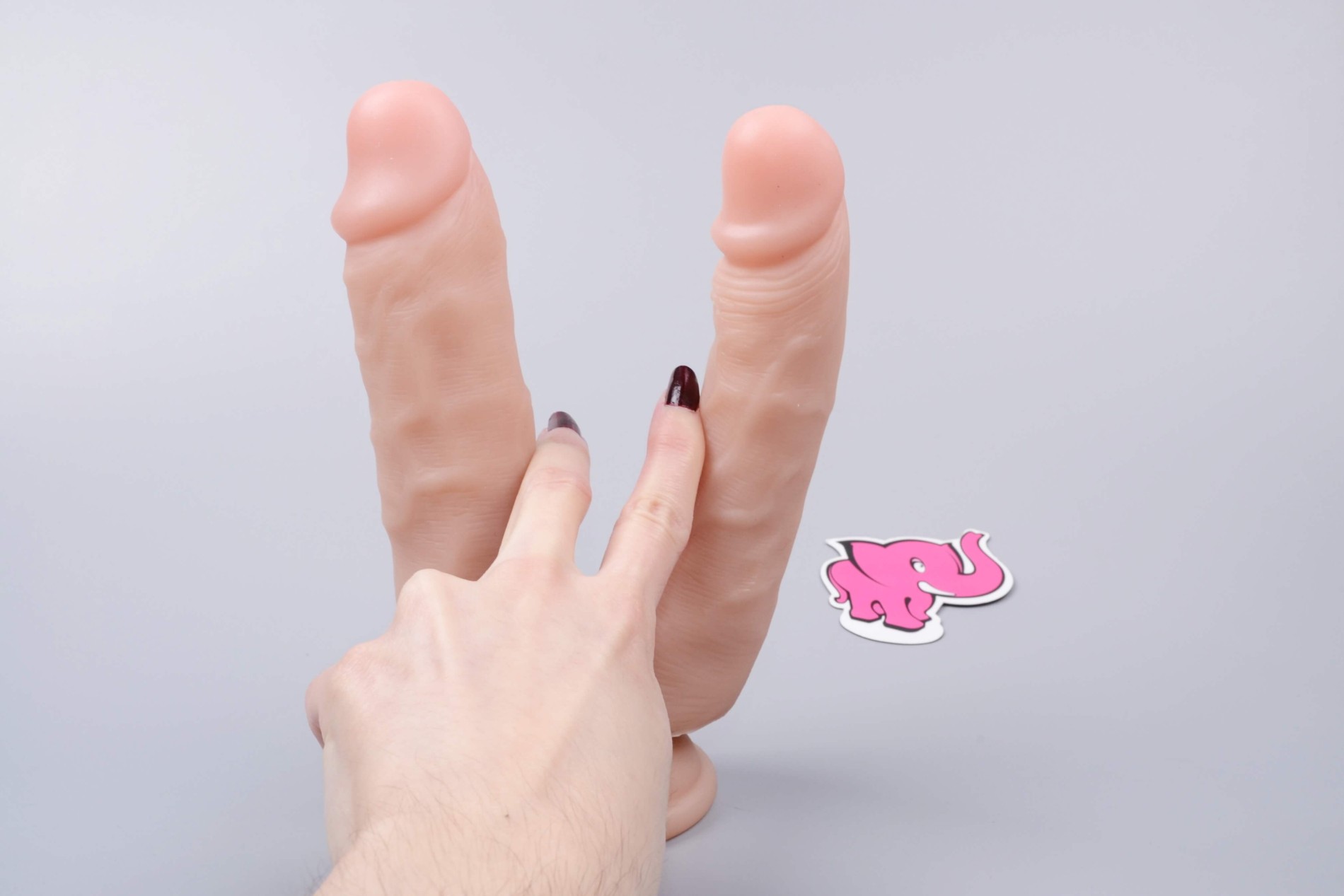 Realistické dildo Double Pleasure (18 cm), v ruke