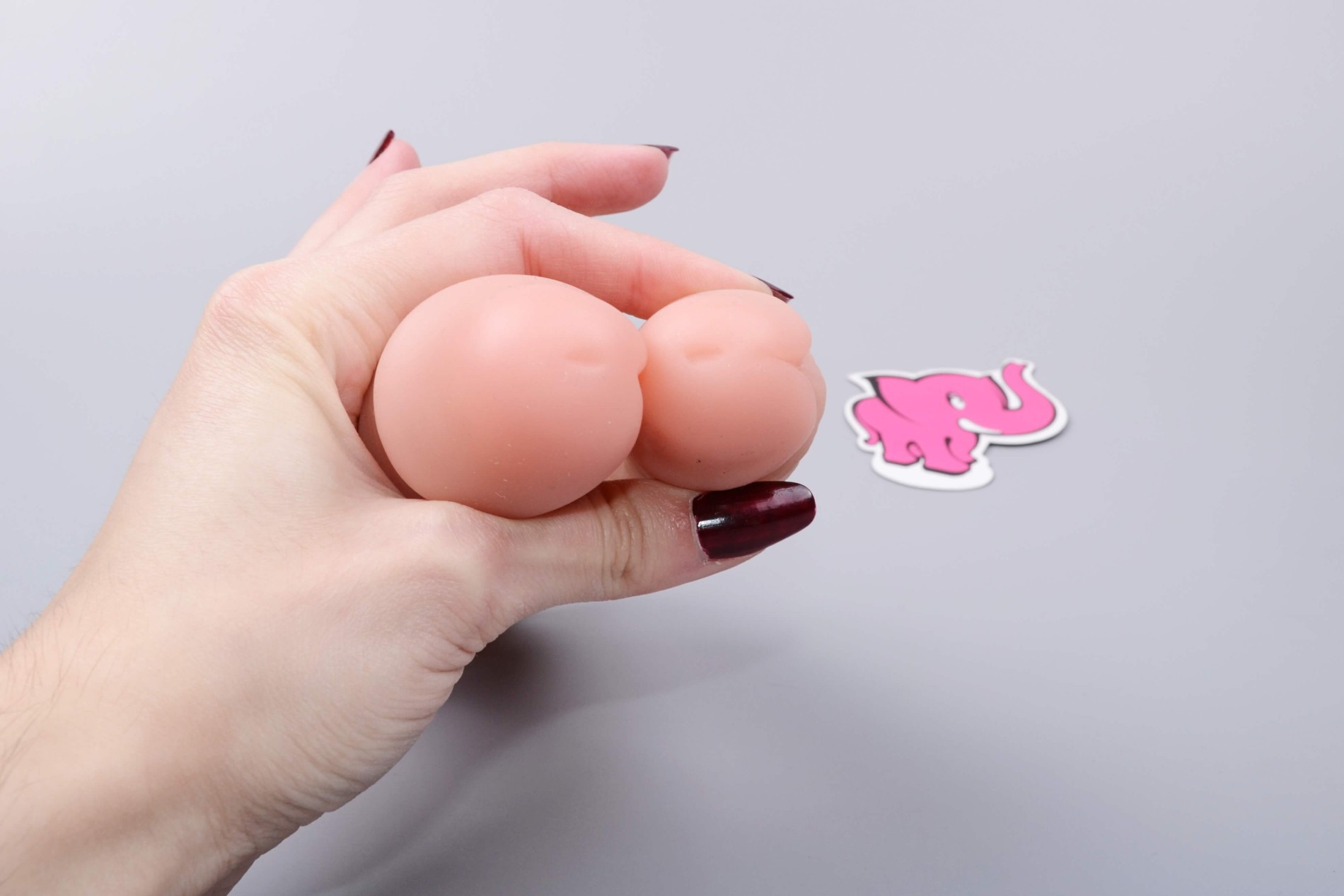 Realistické dildo Double Pleasure (18 cm), v ruke