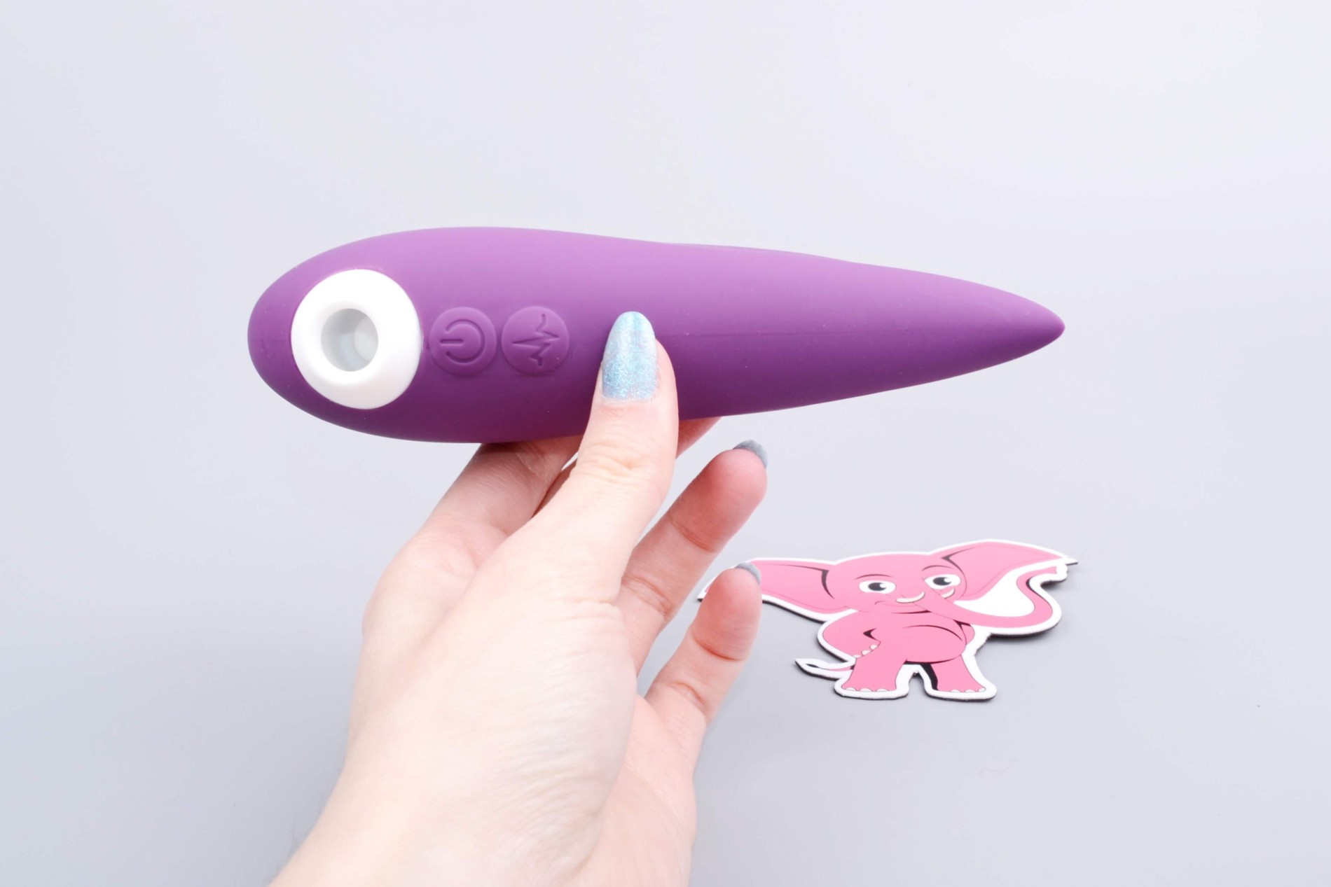 Tlakový vibrátor Birdie Boo, v ruke