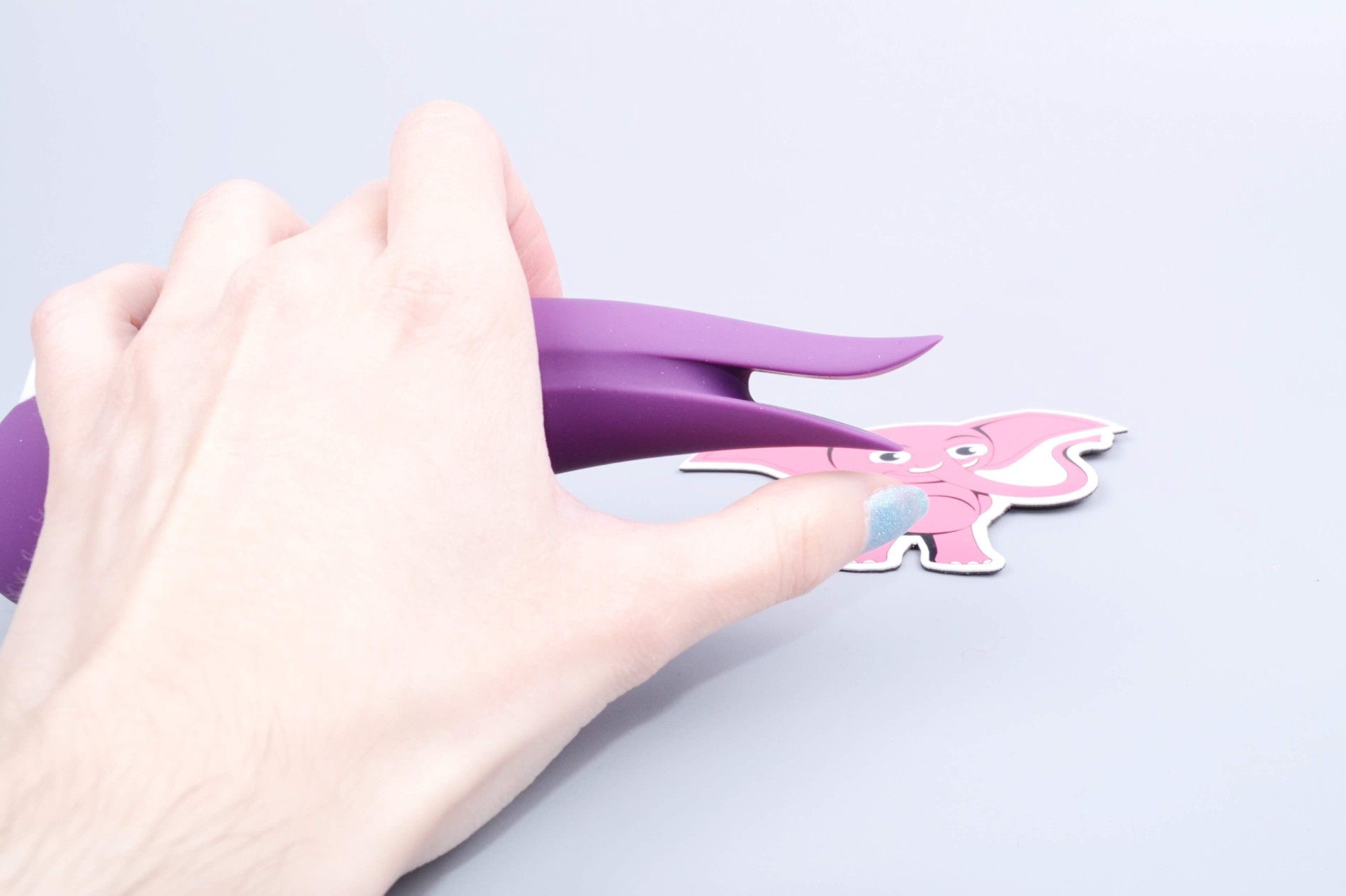 Tlakový vibrátor Birdie Boo, v ruke