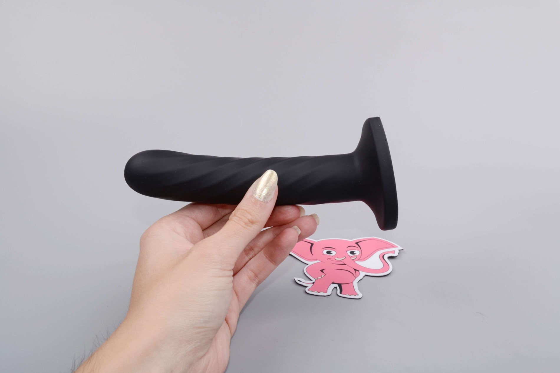Análne dildo s prísavkou Matter Of The Heart (14,5 cm), v ruke
