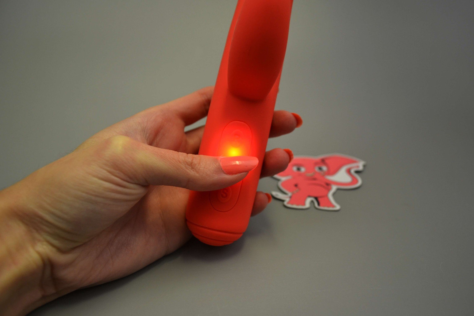 Vibrátor s výbežkom na klitoris Tulip, svieti v tme