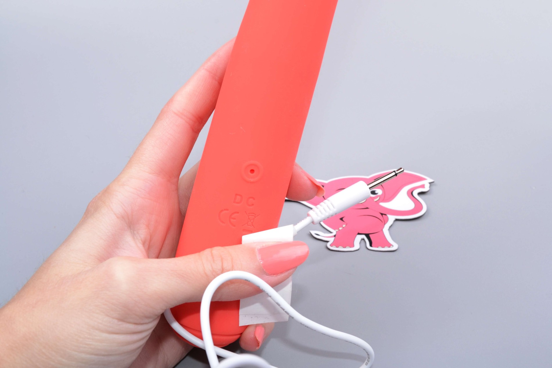 Vibrátor s výbežkom na klitoris Tulip, nabíjanie