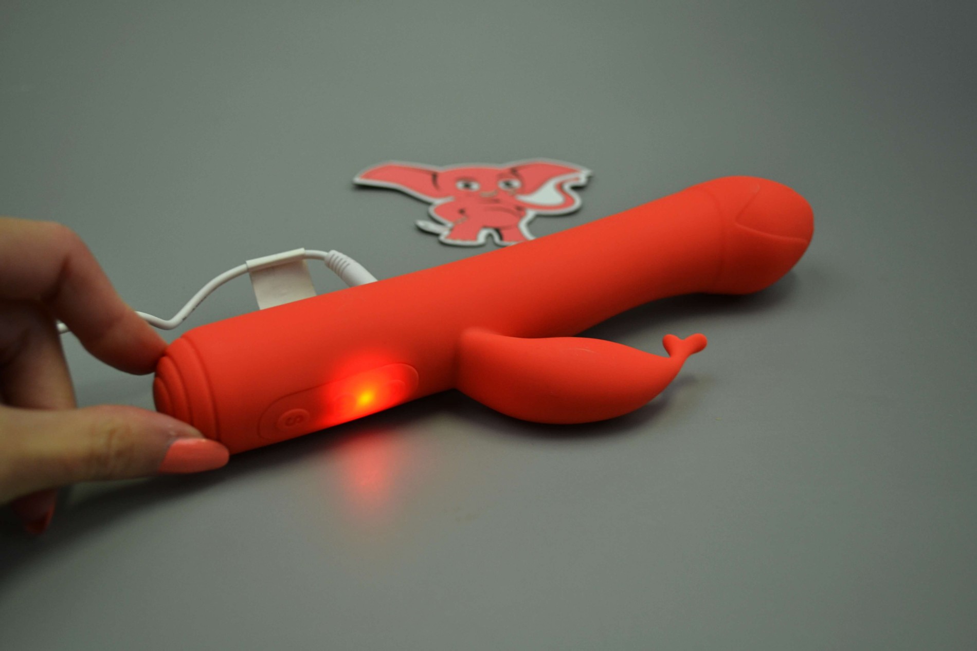 Vibrátor s výbežkom na klitoris Tulip, svieti v tme