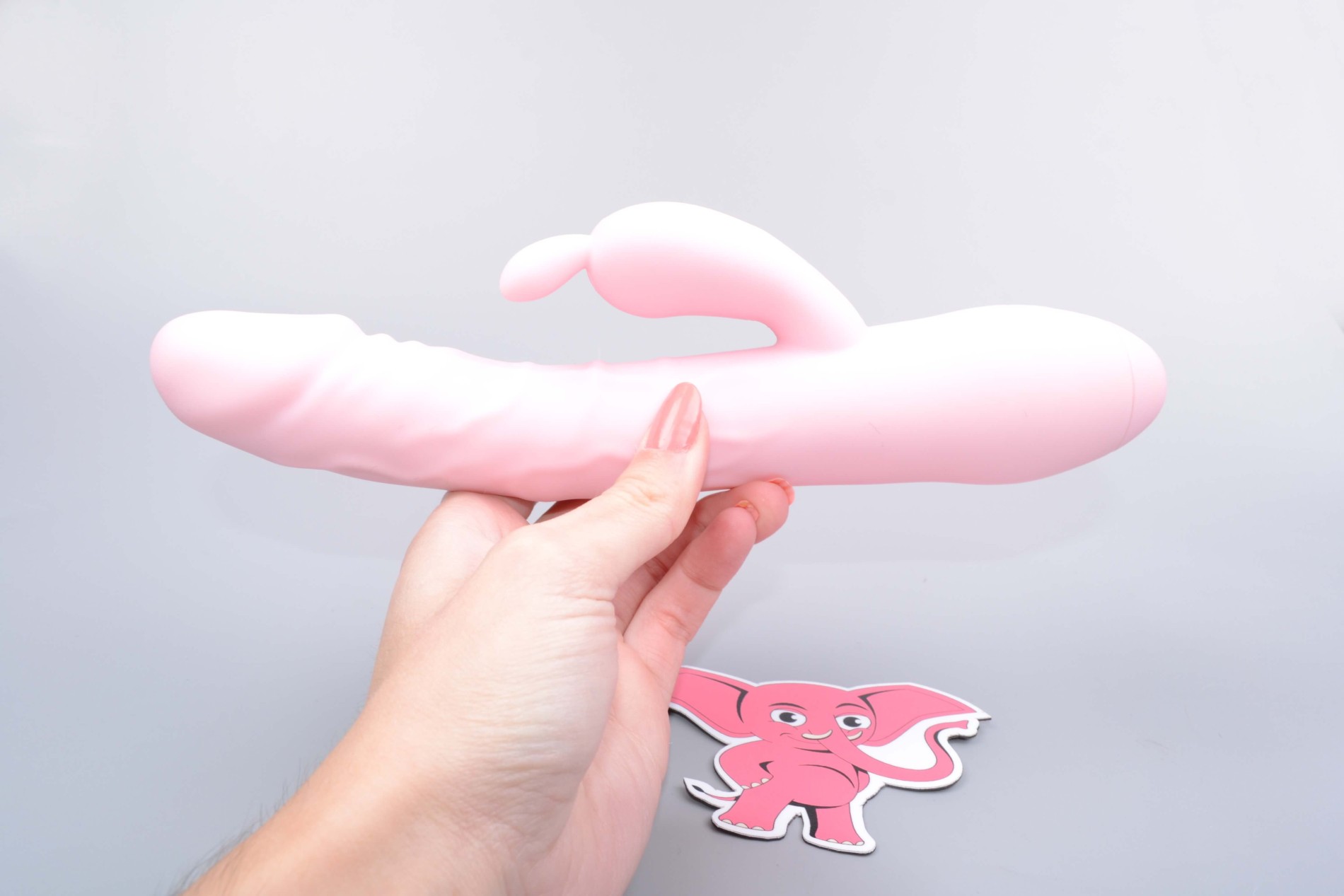 Handsfree pulzátor s výbežkom na klitoris Pulzie Bunny, v ruke