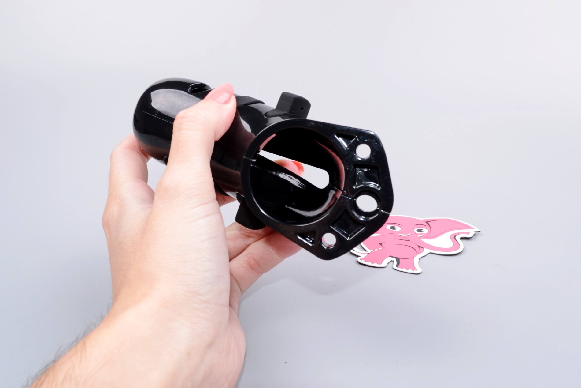 Elektrický pás cudnosti Spark of Obedience s ovládačom, v ruke