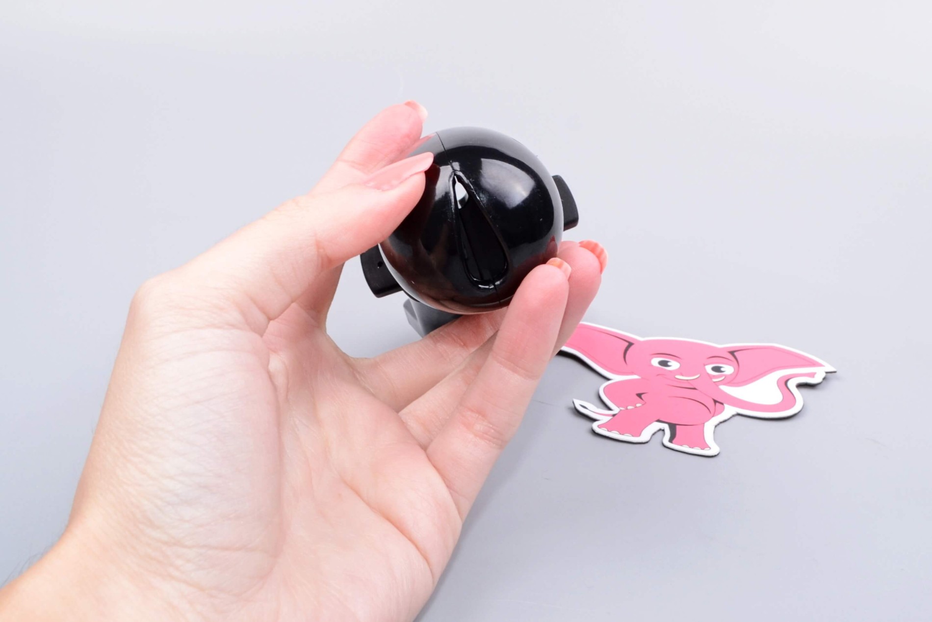 Elektrický pás cudnosti Spark of Obedience s ovládačom, v ruke