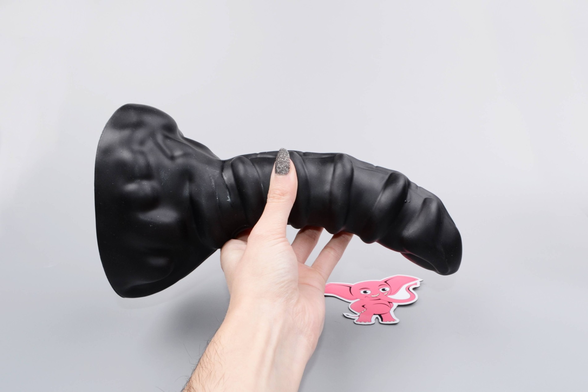 Monster dildo Leviathan (23,5 cm), v ruke
