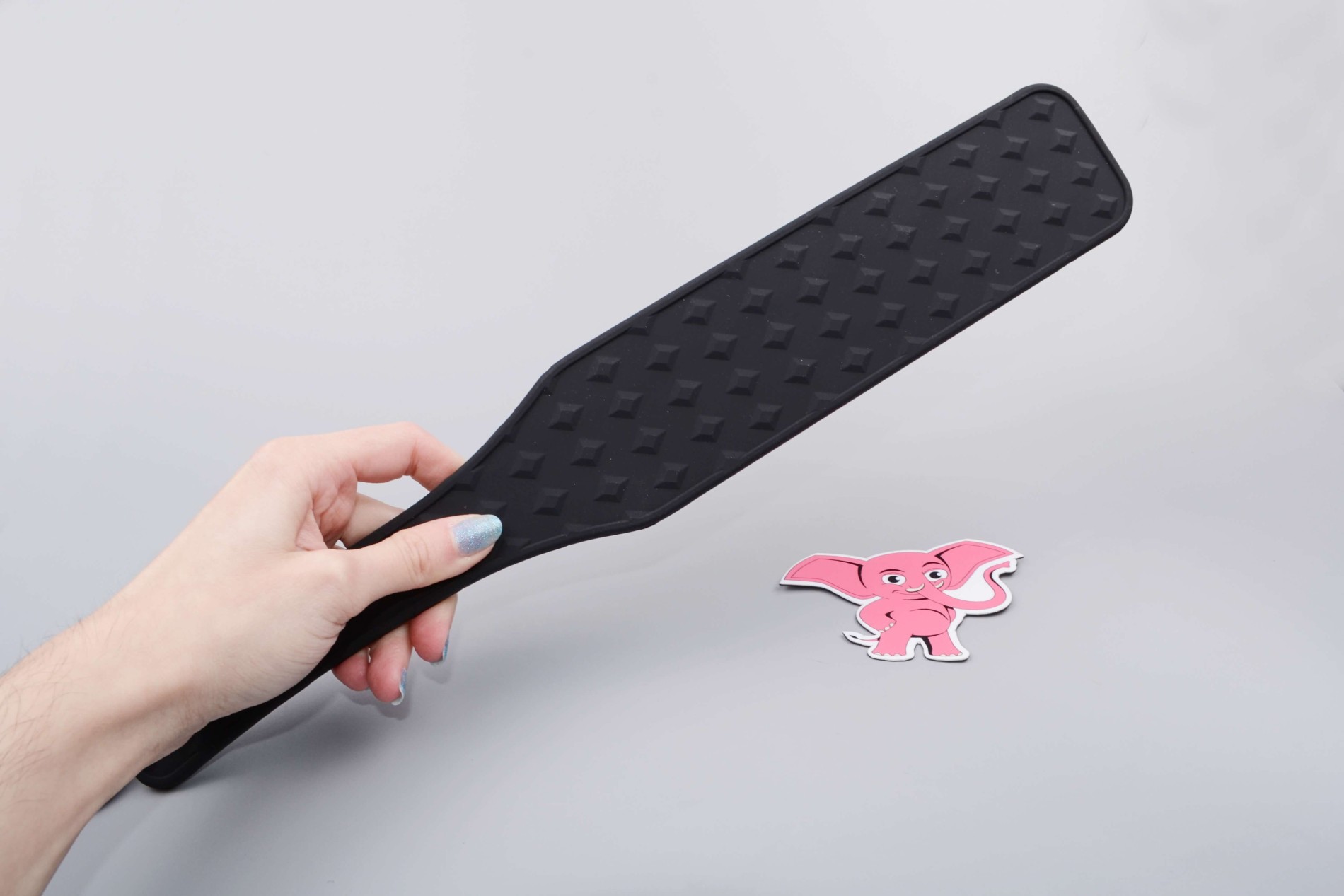 Silikónová plácačka Black Spanker, v ruke