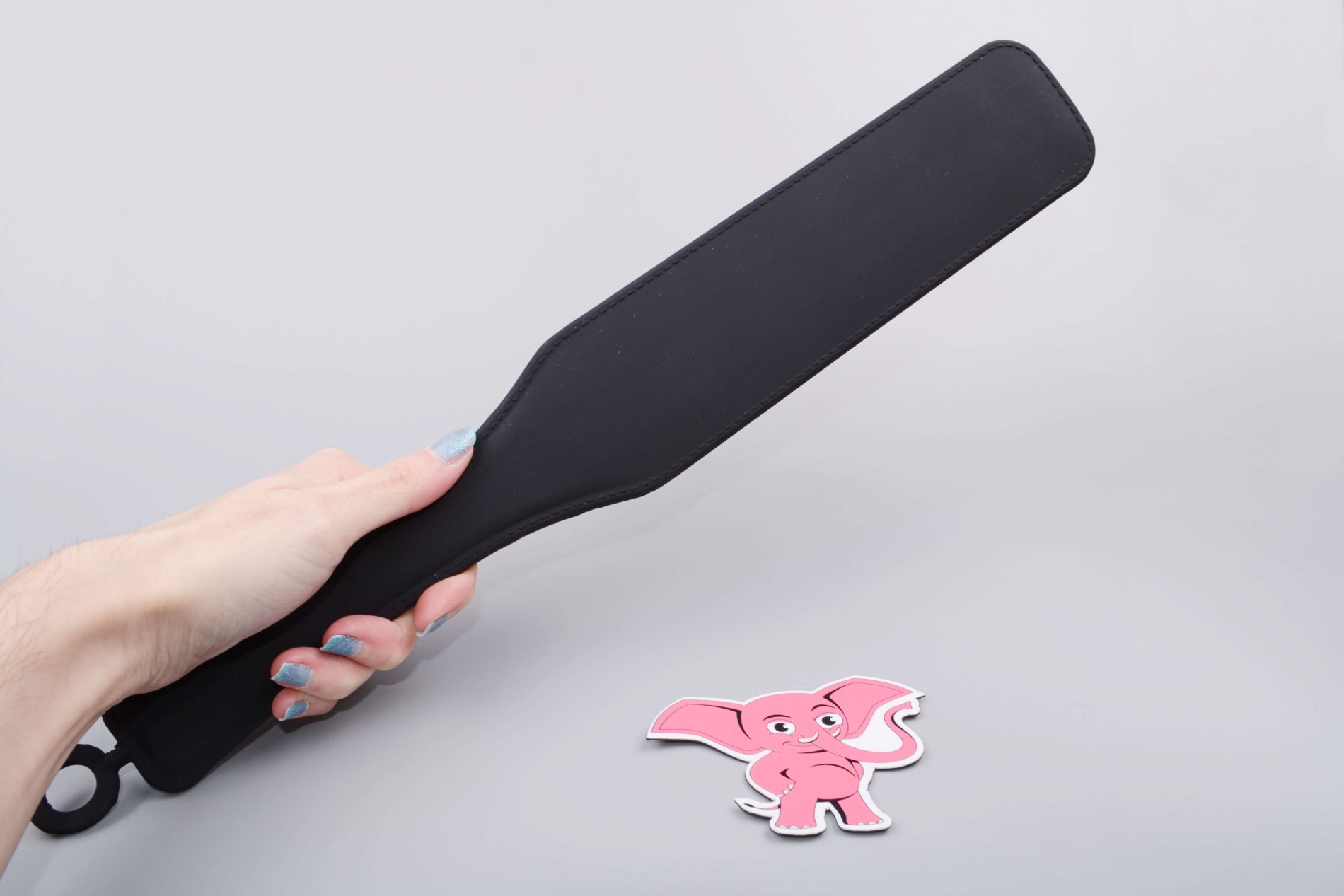Silikónová plácačka Black Spanker, v ruke