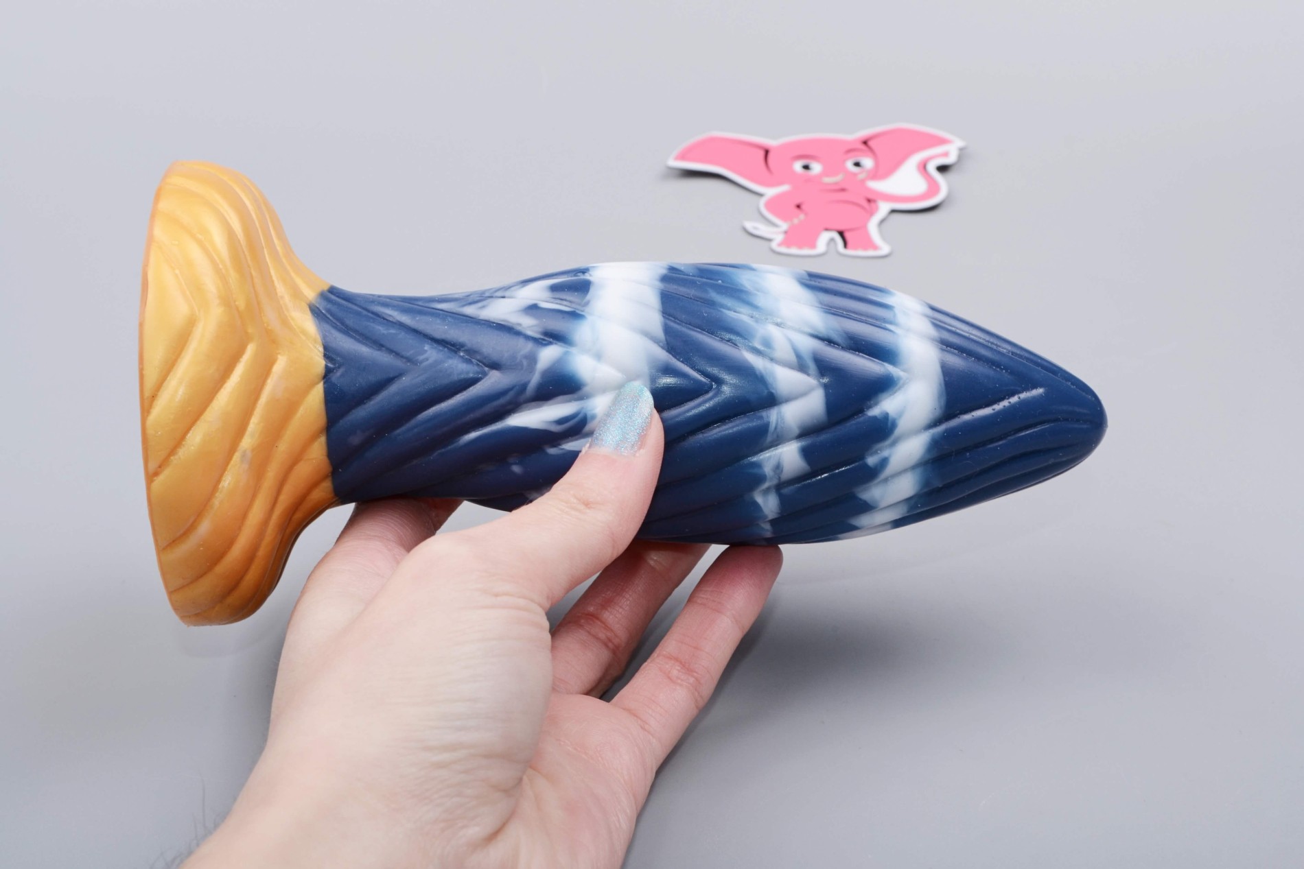 Monster dildo Behemot (17,5 cm), v ruke