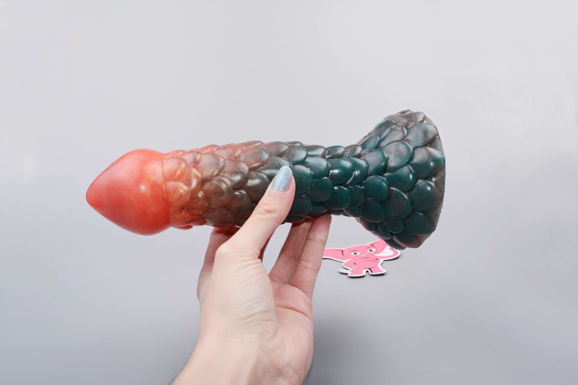 Monster dildo Titan (19 cm), v ruke