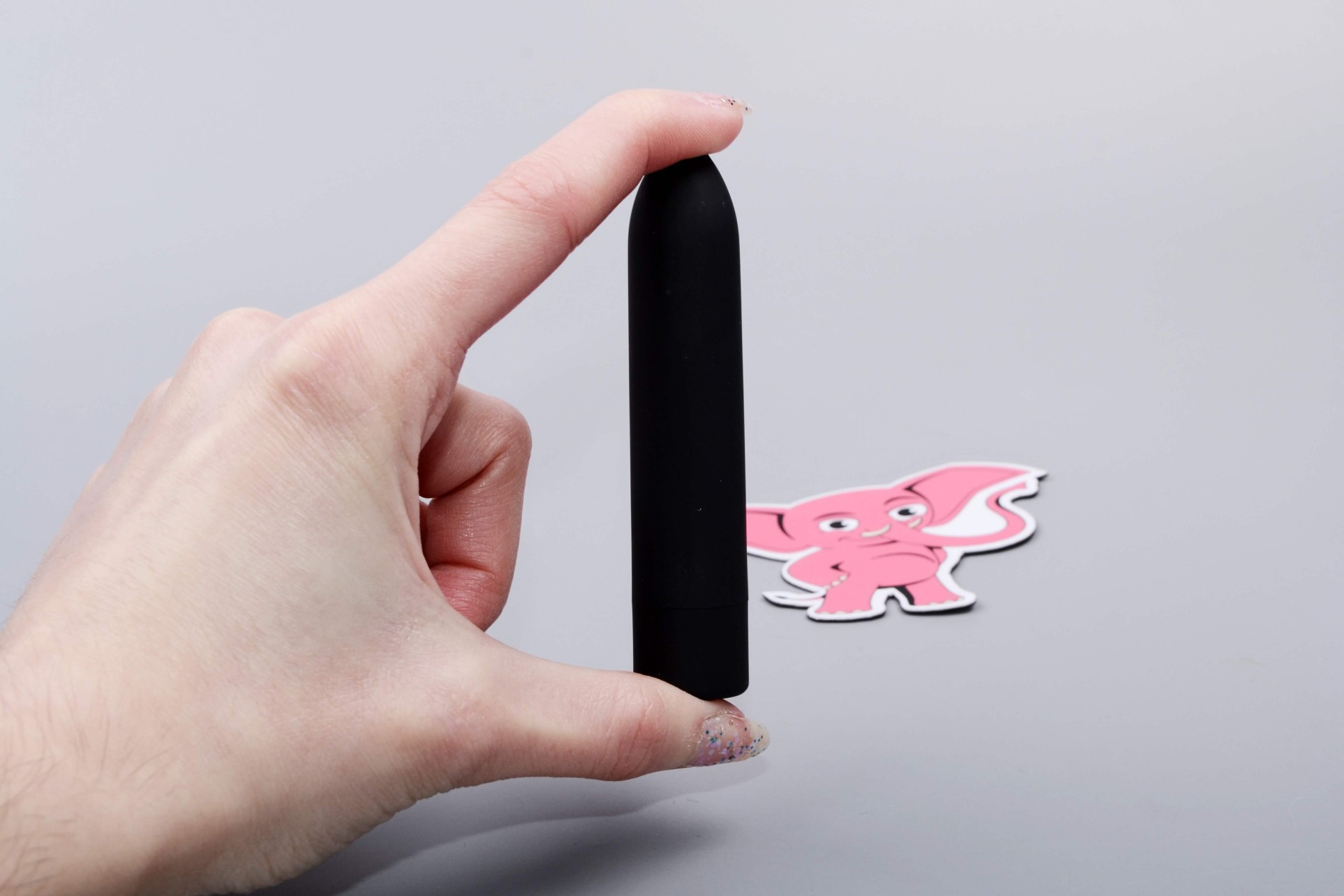 Vibračná patróna Bullet Pro, v ruke