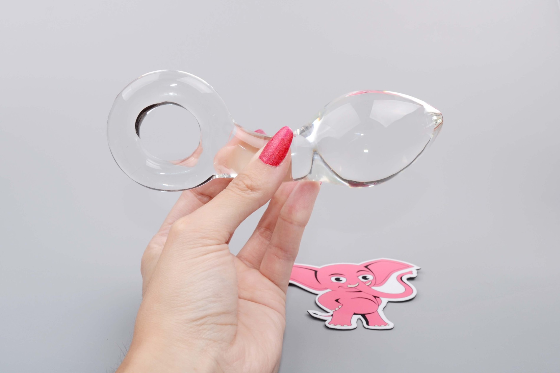 Sklenený análny kolík Glass Ring, v ruke