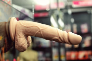 Dildo s prísavkou a semenníkmi Silicone (18 cm), v predajni