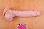 Dildo s prísavkou a semenníkmi Maxim (24 cm) – na stole